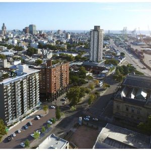 Venta Local Comercial Con 232 M2 En La Paz Y Paraguay, Centro De Montevideo.