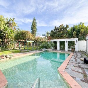 Casa En Venta En El Prado, Con Gran Jardín Y Piscina A Metros Del Jardín Botánico