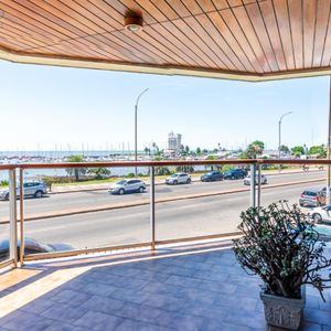 Apartamento En Venta C/ Cochera En Puerto Buceo