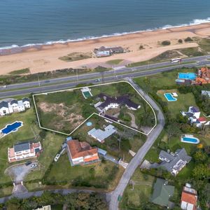 Casa En Venta C/ Cochera En Playa Mansa