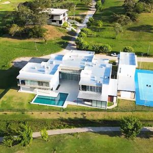 Majestuosa Residencia De Lujo En Urubó Golf 