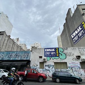 Gran Edificio En El Centro De Montevideo