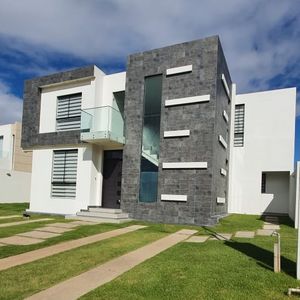 Hermosa Casa En Condominio Cerrado, En El Urubó.
