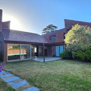 Sólida Casa A La Venta En El Centro De Carrasco