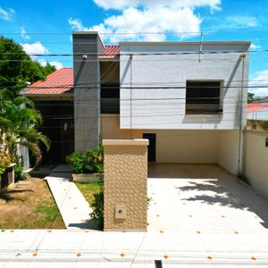 Moderna Casa Con Amplios Espacios En Condominio Icaraí – Zona Este
