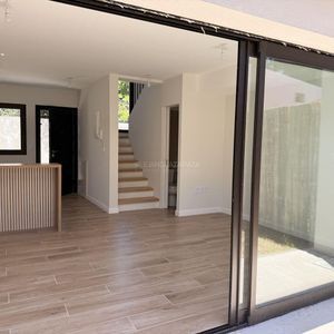 Alquiler A Estrenar!!! Casa Ph Duplex 2 Dormitorios, 2 Baños, Cochera, Patio. Carrasco Norte