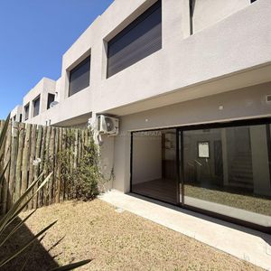 Alquiler A Estrenar!!! Casa Ph Duplex 2 Dormitorios, 2 Baños, Cochera, Patio. Carrasco Norte