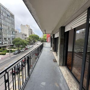 Alquiler Edificio De 2 Pisos Con Ascensor Y Garage En Ellauri, Punta Carretas