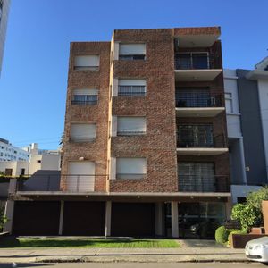 Venta Apartamento 1 Dormitorio Con Balcon Y Garage Pocitos Amplio Impecable!!!!