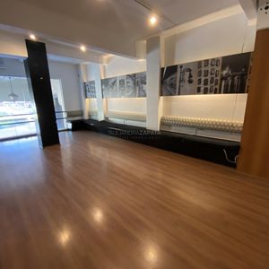 Venta Con Renta Gran Local Comercial!! Plaza Independencia