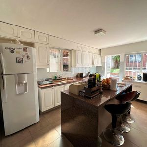 Venta Casa  4 Dormitorios, Servicio, Escritorio, Jardin. Pocitos Nuevo