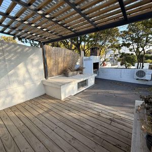 Venta Casa 2 Dormitorios Y Servicio, Buceo Impecable, Reciclada A Nuevo, Azotea Con Parrillero.