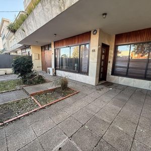 Venta Casa 4 Dormitorios Y Servicio, Garage Y 2 Cocheras, Jardín. Atahualpa.