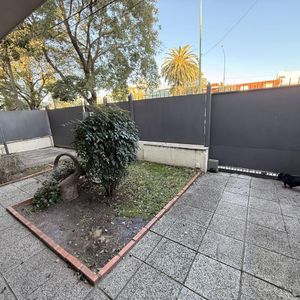 Venta Casa 4 Dormitorios Y Servicio, Garage Y 2 Cocheras, Jardín. Atahualpa.