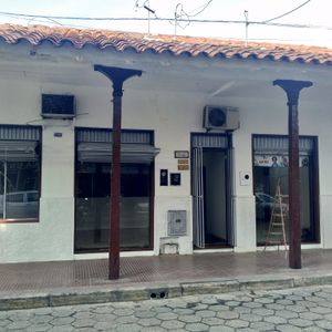 Alquiler Local Comercial Con Mezanine En Calle Libertad En Bs. 3000 [centro]