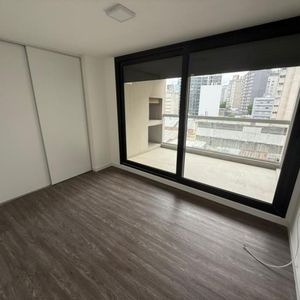 Venta Apartamento 1 Dormitorio En Tres Cruces - Con Parrillero Propio Y Garage En Piso 6