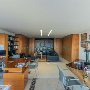 Oficina De Diseño Con Cochera Y Vista En Ciudad Vieja En Venta