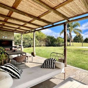 Excelente Casa De 3 Dormitorios Con Piscina En Lomas De La Tahona