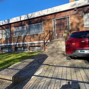 Venta De Amplia Casa En Malvín. Vida De Barrio Cerca Del Mar