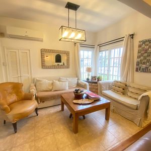 Casa De 3 Dormitorios Con Parrillero, Terraza Y Jardín Cerca De Plaza Italia Shopping