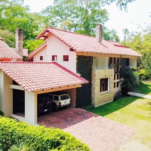 Amplia Casa En Venta Estilo Comptemporanea, En Colinas Del Urubo Sector 2