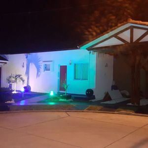 Hermosa  Casa De Lujo En Venta, Condominio Sevilla Las Terrazas I,  4 Habitaciones, Una Suite, Churrasquera, Deposito, Dependencia De Empleada Lavandería Cerrada Con Vidrio Todos Los Ambientes A/C,  Porcelanato De  Marmol, Garaje Y Churrasquera,  Horcones