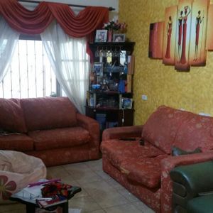 Hermosa Casa En Venta!! De Dos Plantas.  Superficie:  210 Mt2  Caracteristicas:    Planta Baja  Living Comedor  Galeria  Sala De Estudios  Cocina  Sala De Estar  2 Baño  Garaje Para 3 Vehiculos  2 Dormitorios (con Aire Acondicionado)  Planta Alta  2 Dormi