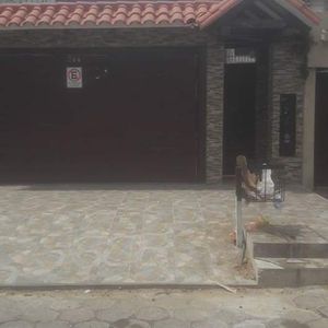 Inmobiliaria Tico Ortiz Da Casa En Alquiler Semiindependiente.  Ubicacion : Una Cuadra Antes Del Parque Urbano 2do  Anillo  , C/ Teniente Roca Peirano.  Superficie: 275mt2.  Caracteristicas : 4 Dormitorios , 3 Dormitorio C/aire , 2 Dormitorios Con Ropero 