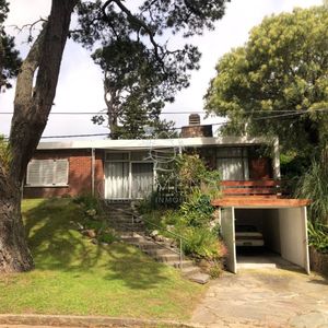 Casa Ubicada En El Barrio Cantegril Lado Del Mar - Punta Del Este