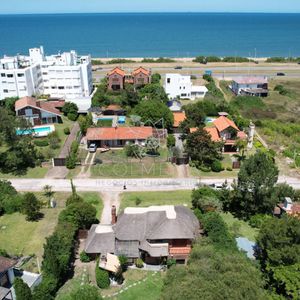 Hermosa Cabaña De 4 Dormitorios En Venta A Metros De Playa Mansa, Punta Del Este