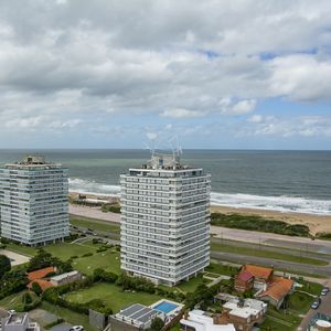 Vende Apartamento De 3 Dormitorios En Wind Tower, Piso Alto Con Vista Al Mar , Punta Del Este