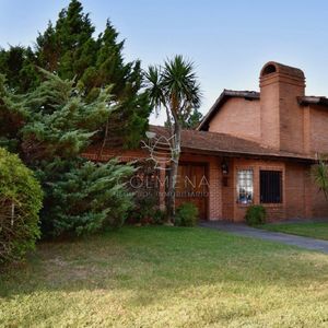 Casa En Playa Mansa De Cuatro Dormitorios En Venta Punta Del Este
