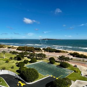Alquiler Temporario Apartamento 2 Y Medio Dormitorios En Playa Mansa, Punta Del Este