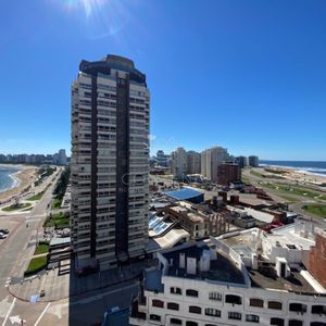 Apartamento En Playa Mansa A 1 Cuadra Del Mar Y A Dos De La Playa Brava