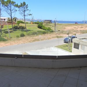 Precioso Apartamento En Pinares Punta Del Este.-