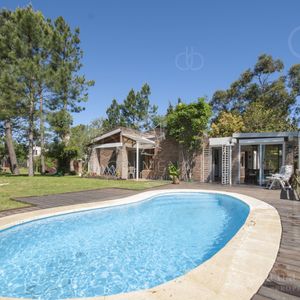 Casa Alquiler Pinares, Punta Del Este, 4 Dormitorios, Piscina, Amplio Parque Cercado