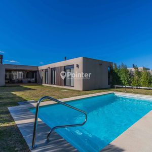 Venta Casa Huerta De Los Horneros 4 Dormitorios, 3 Baños + Piscina