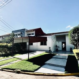 En Santa Cruz De La Sierra Excelente Inversión  Amplia Y Bonita Casa En Venta  