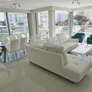 Apartamento De 2 Dormitorios En Venta En Sunrise Tower, Punta Del Este.