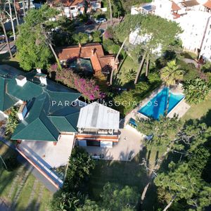 Casa En Venta De 5 Dormitorios En Playa Mansa, Punta Del Este