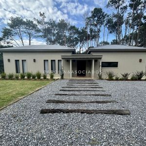 Casa En Venta De 3 Dormitorios En Barrio Privado Laguna Blanca, Punta Del Este