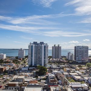Piso Alto Con Vista Panoramica, 1 Dormitorio Y Medio En Venta. Punta Del Este