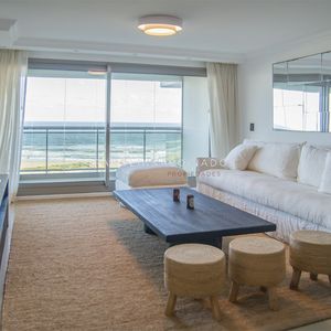 Apartamento En Venta De 3 Dormitorios En Torre Imperiale Punta Del Este.