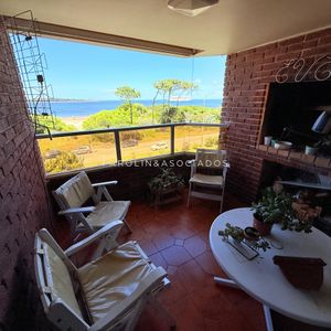 Apartamento Con Parrillero De 4 Dormitorios Frente Al Mar En Playa Mansa.