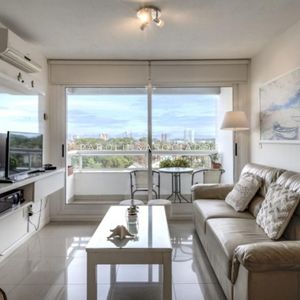 Apartamento En Venta De 2 Dormitorios En Edificio Jardines De La Sierra, Punta Del Este