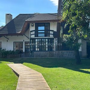 Casa En Venta De 4 Dormitorios Ubicada En Pinares, Punta Del Este