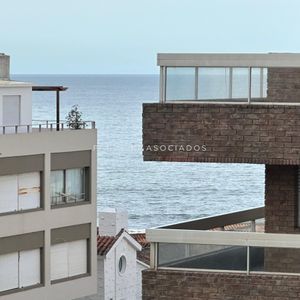 Apartamento En Venta De 1 Dormitorio Y Medio En Península, Punta Del Este.
