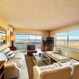 Apartamento De 3 Dormitorios Primer Linea Al Mar