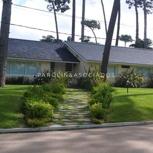 Hermosa Casa En Venta De 4 Dormitorios Ubicada En Playa Mansa, Punta Del Este