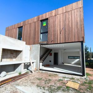 Casa En Venta De 2 Dormitorios, Pinares, Punta Del Este